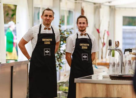 izkusena-ekipa-in-prava-gostinska-postrezba-catering_sidro-zbilje-gostisce_prireditveni-prostor